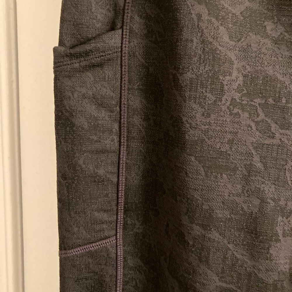 MONDETTA COLD GEAR ACTIVE LEGGING- Size Large- Color- Black patterned